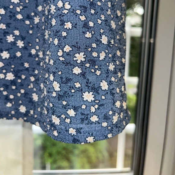 Flutter-sleeve wrap front dress with tie detail - Picture 5 of 7